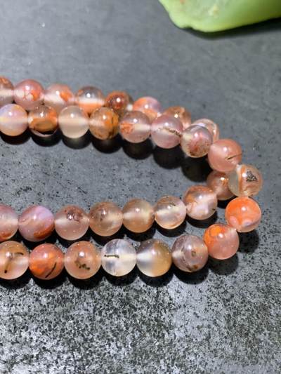 川料南红玛瑙多圈手串一条。 川料南红玛瑙多圈手串一条。