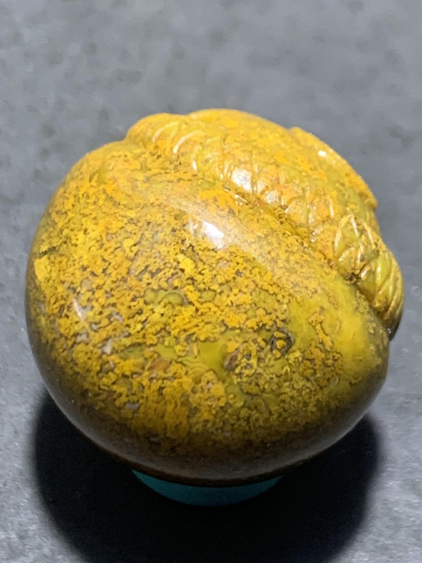 精美黄金草花纹亚光战国红玛瑙手工俏色巧雕灵蛇钱币随形珠一个