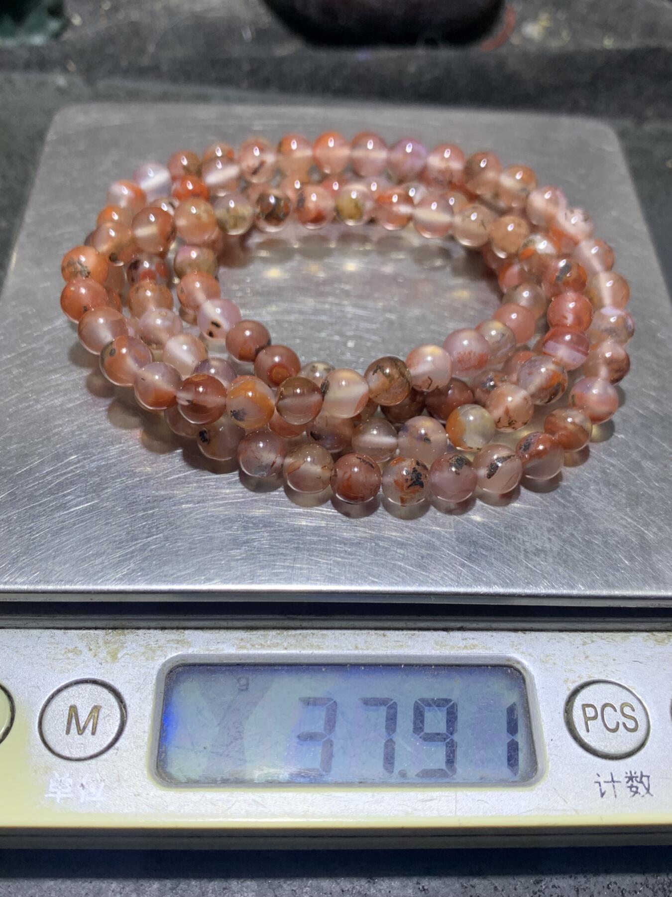 川料南红玛瑙多圈手串一条。