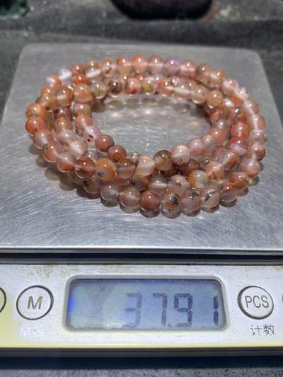 川料南红玛瑙多圈手串一条。 川料南红玛瑙多圈手串一条。