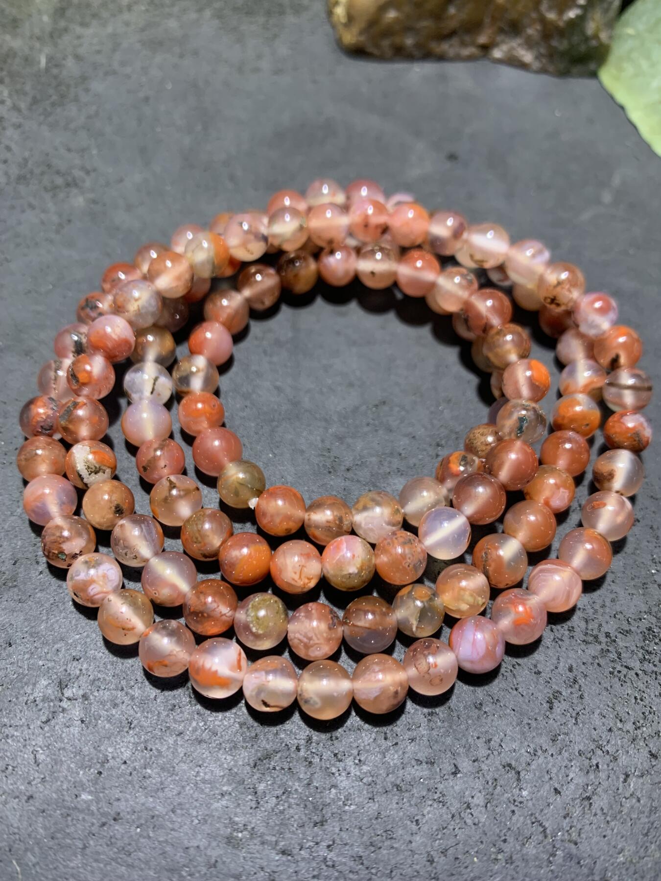 川料南红玛瑙多圈手串一条。