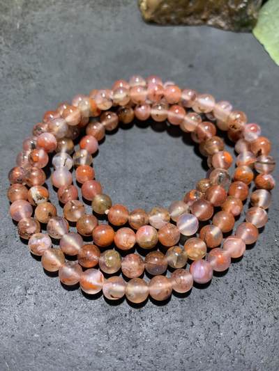 川料南红玛瑙多圈手串一条。 川料南红玛瑙多圈手串一条。