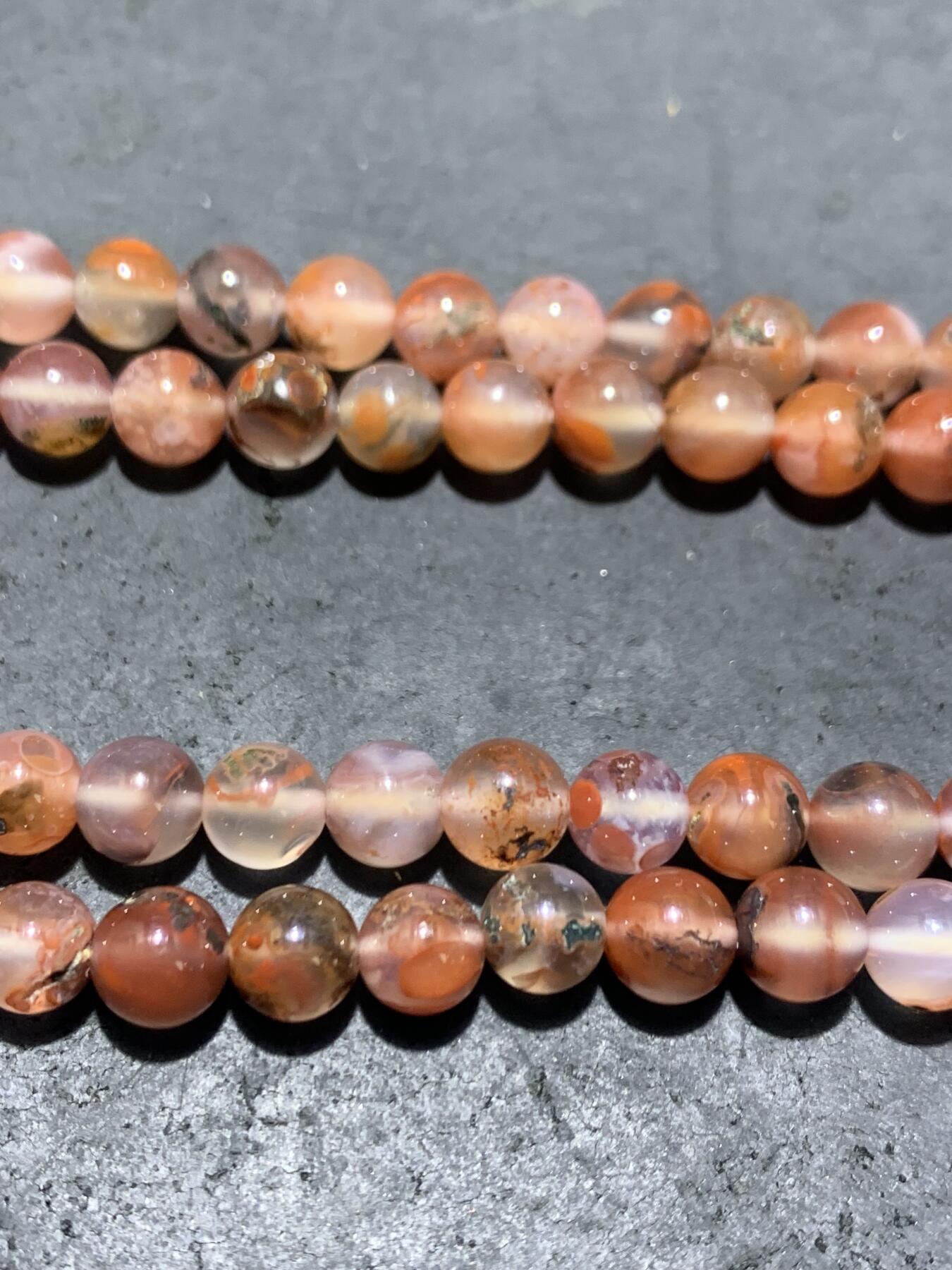 川料南红玛瑙多圈手串一条。