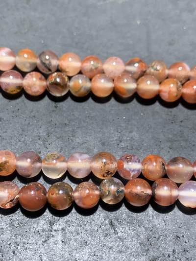 川料南红玛瑙多圈手串一条。 川料南红玛瑙多圈手串一条。