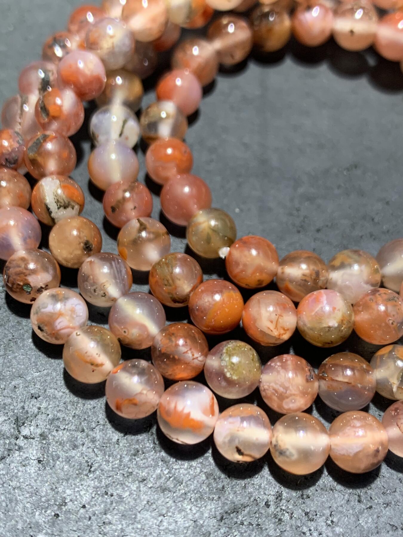 川料南红玛瑙多圈手串一条。