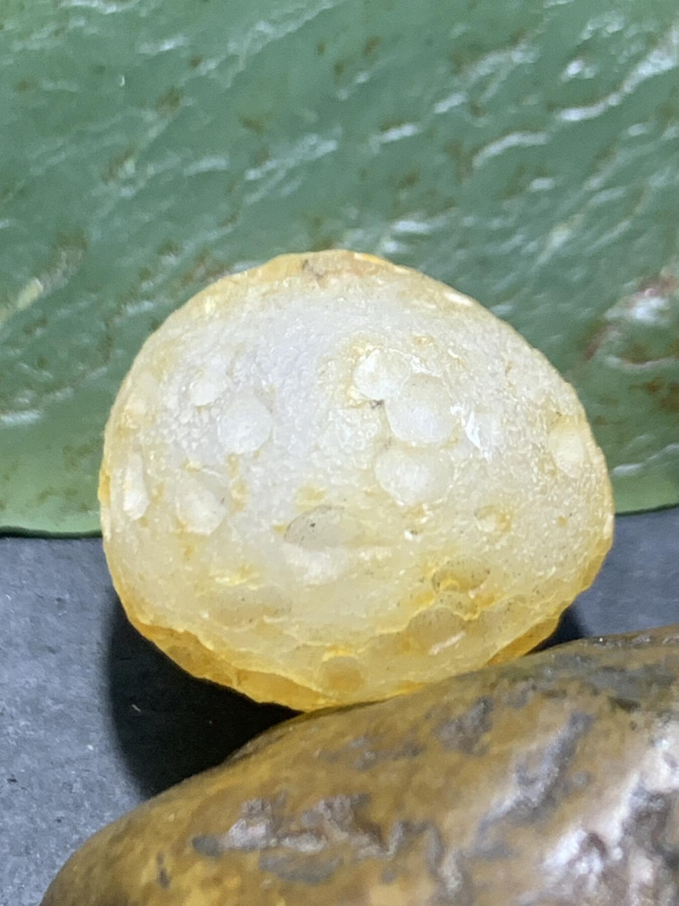 精美天然戈壁阿拉善月球表面白玛瑙原石一颗