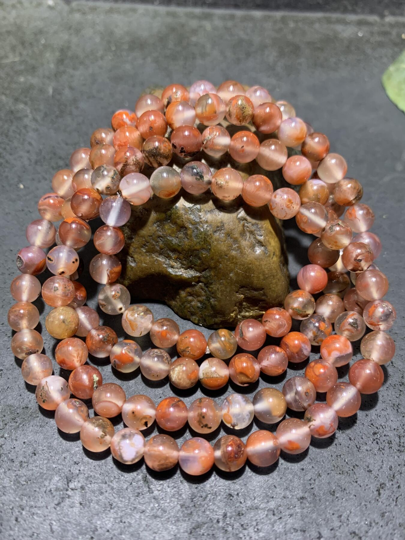 川料南红玛瑙多圈手串一条。