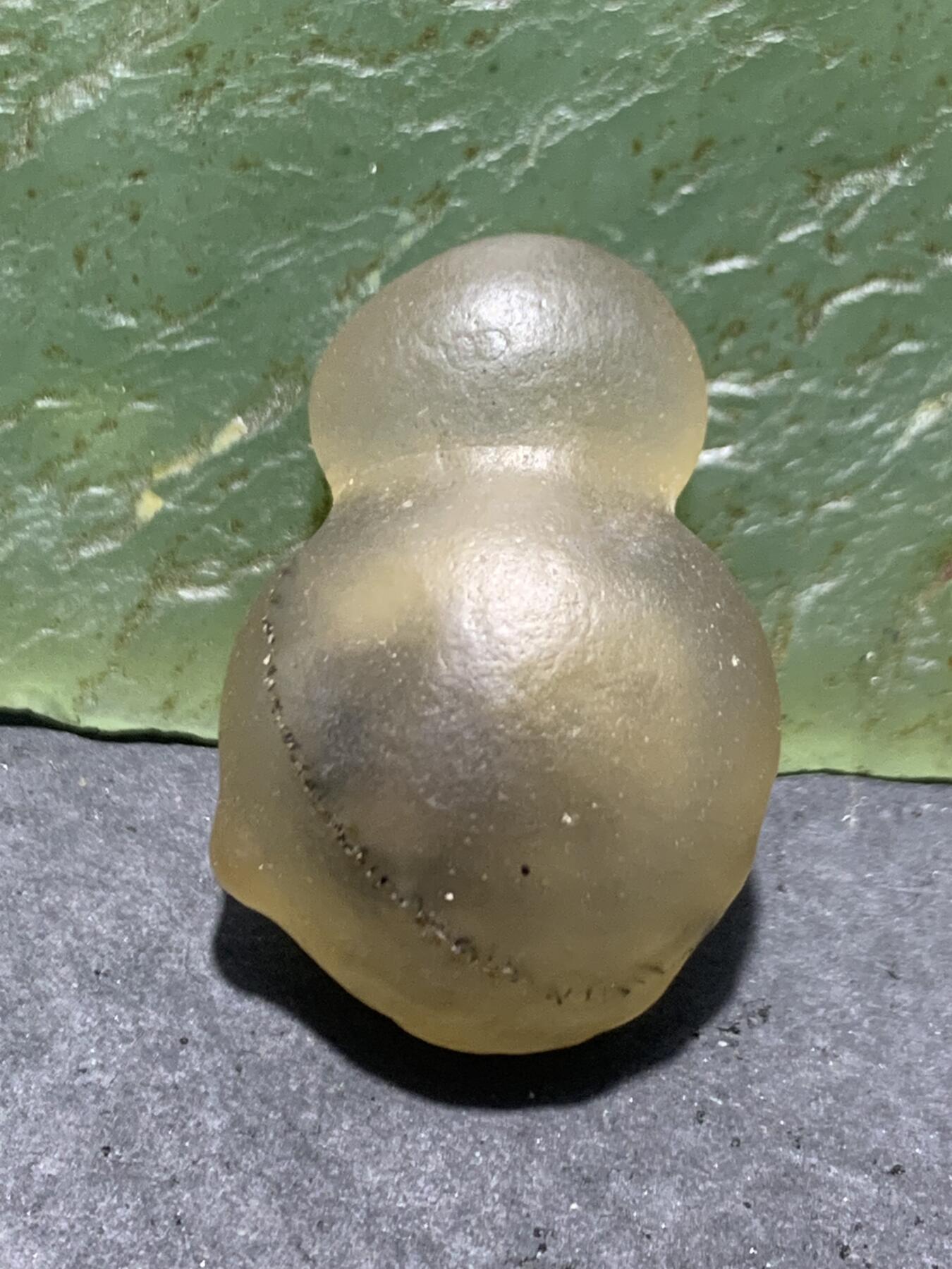 精美天然戈壁阿拉善黑糖心葫芦形原石一颗，
