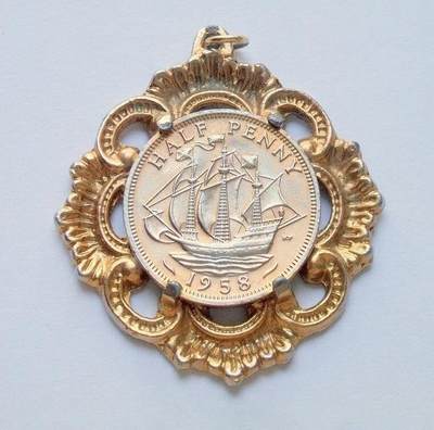 英国1958年 伊丽莎白镀金高浮雕精制币章吊坠 42MM - 英国1958年 伊丽莎白镀金高浮雕精制币章吊坠 42MM