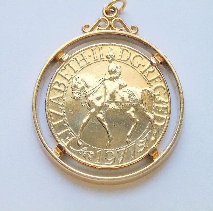 英国1977年 伊丽莎白骑马镀金高浮雕精制币章吊坠 50MM