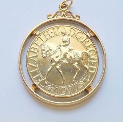 英国1977年 伊丽莎白骑马镀金高浮雕精制币章吊坠 50MM - 英国1977年 伊丽莎白骑马镀金高浮雕精制币章吊坠 50MM