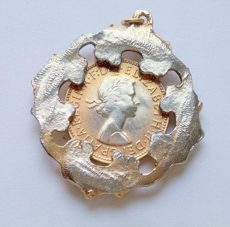 英国1958年 伊丽莎白镀金高浮雕精制币章吊坠 42MM