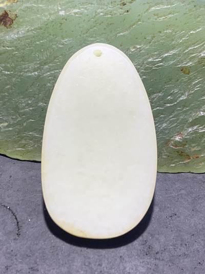 天然青海料和田玉雕刻观音菩萨通货牌子一个， 天然青海料和田玉雕刻观音菩萨通货牌子一个，