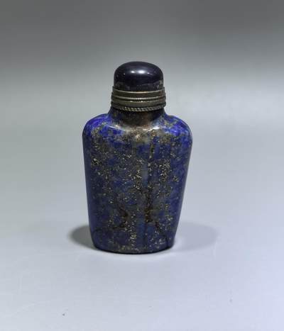 创汇时期青金石鼻烟壶，底侧有黏粘，无缺损。尺寸:5.7cm*3.2cm*1.8cm - 创汇时期青金石鼻烟壶，底侧有黏粘，无缺损。尺寸:5.7cm*3.2cm*1.8cm