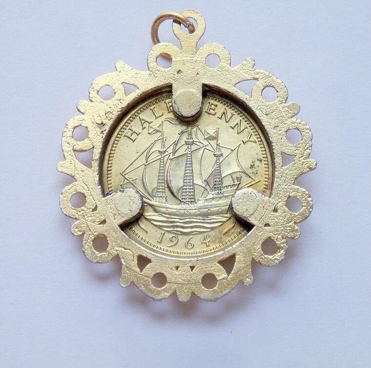 英国1964年 伊丽莎白镀金高浮雕精制币章吊坠 40MM