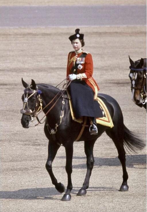 英国1977年 伊丽莎白骑马镀金高浮雕精制币章吊坠 50MM