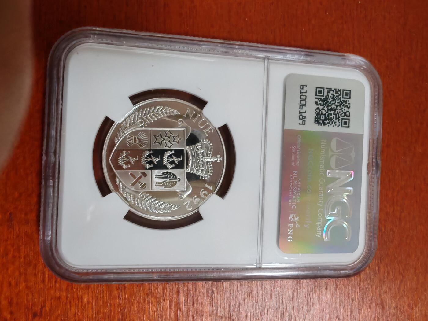 长老汇龙年精选第三十三场拍卖 1992纽埃首次登月5元精制银币，NGC PF68UC，季军分，更高4枚
