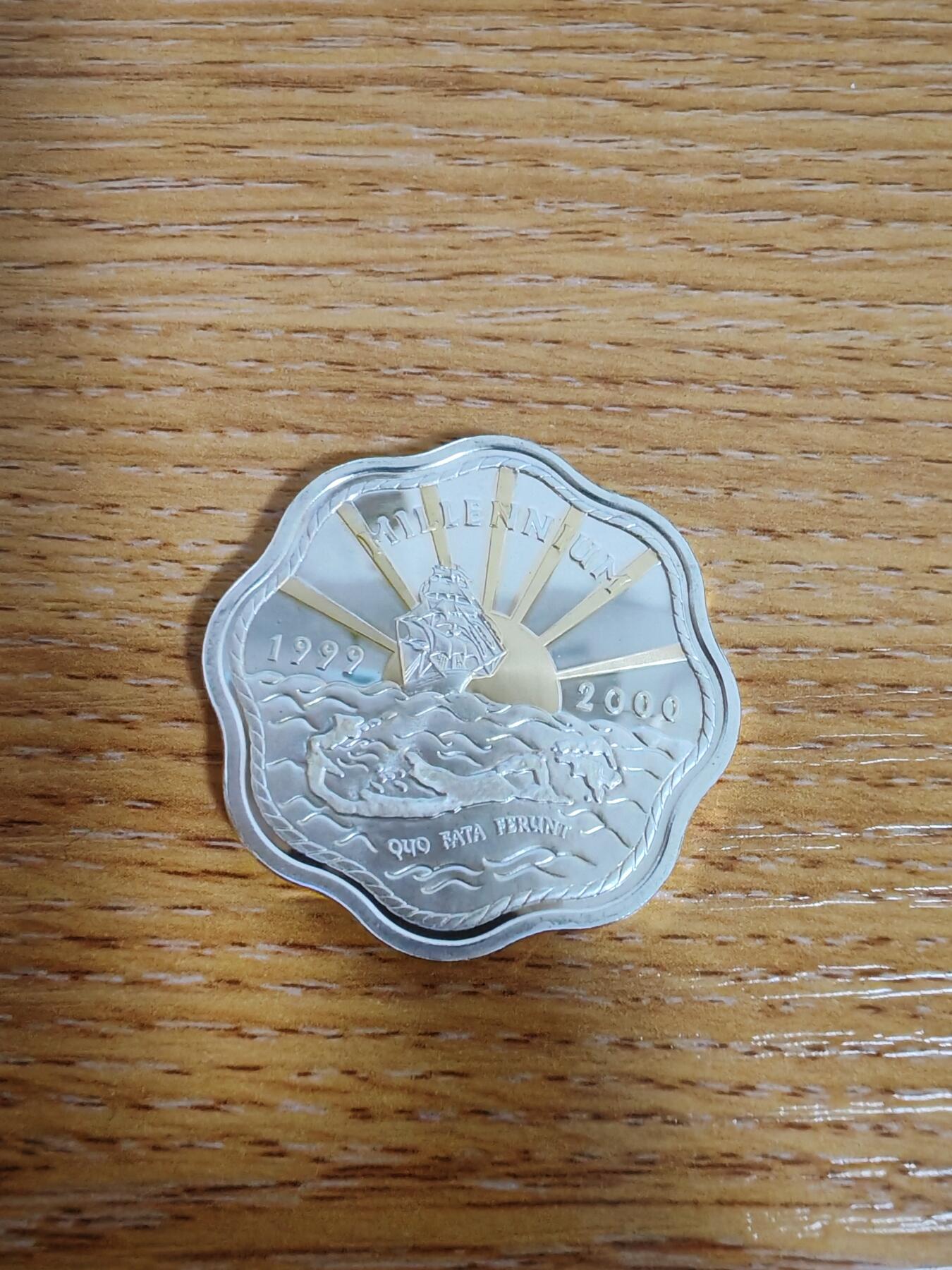 长老汇龙年精选第三十三场拍卖 1999百慕大千禧年2元部分镀金梅花边精制银币，少见