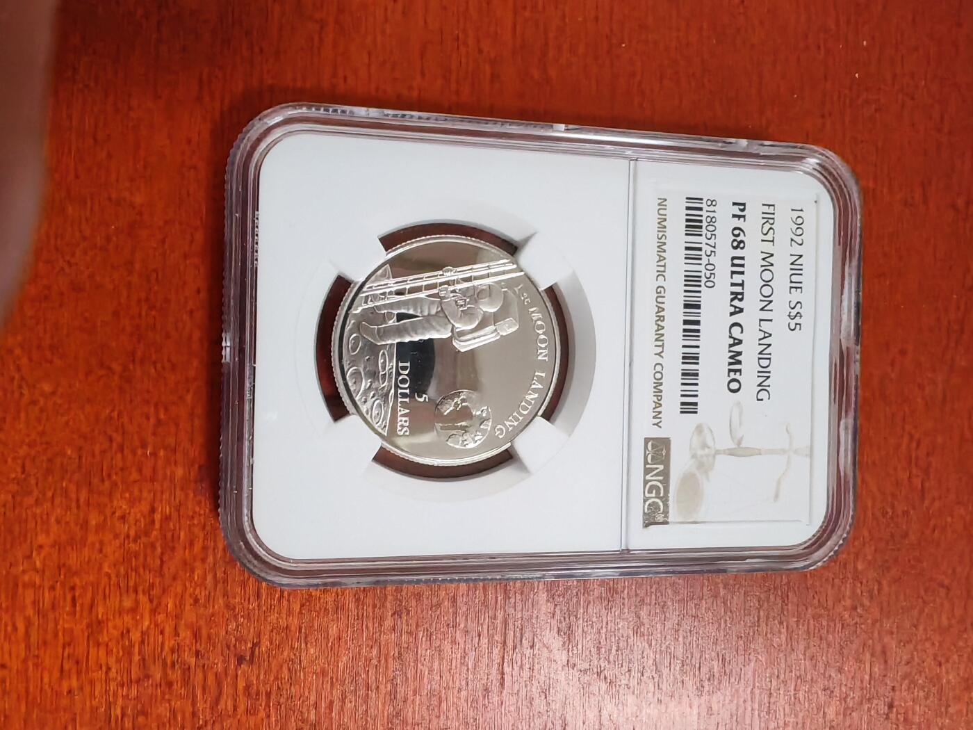 长老汇龙年精选第三十三场拍卖 1992纽埃首次登月5元精制银币，NGC PF68UC，季军分，更高4枚
