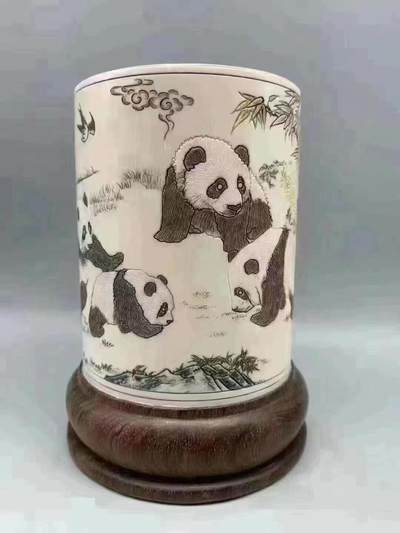 尹国荣大师雕刻猛犸【彩绘熊猫笔筒】高122*76 - 尹国荣大师雕刻猛犸【彩绘熊猫笔筒】高122*76