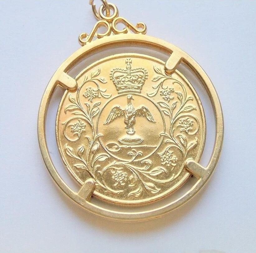 英国1977年 伊丽莎白骑马镀金高浮雕精制币章吊坠 50MM
