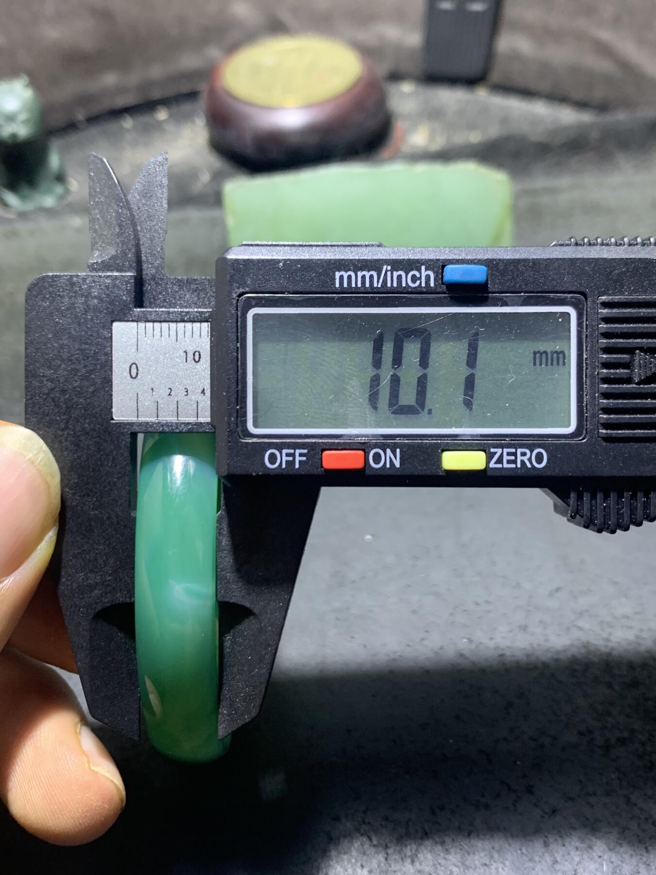 缠丝玛瑙通货小手镯1只，
