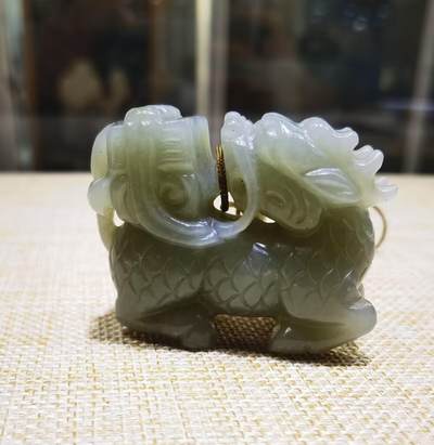 和田籽麒麟吐书和田籽麒麟吐玉书把件 有杰出人士之降生的寓意，多用于文庙及学宫装饰，意为祥瑞降临、圣贤诞生。 麒麟是仁慈和祥的象征，是祥瑞之兽、吉祥神兽，主太平、长寿。 尺寸:4.8cm*4.0cm*2.2cm 克重:75.8 - 和田籽麒麟吐书和田籽麒麟吐玉书把件 有杰出人士之降生的寓意，多用于文庙及学宫装饰，意为祥瑞降临、圣贤诞生。 麒麟是仁慈和祥的象征，是祥瑞之兽、吉祥神兽，主太平、长寿。 尺寸:4.8cm*4.0cm*2.2cm 克重:75.8