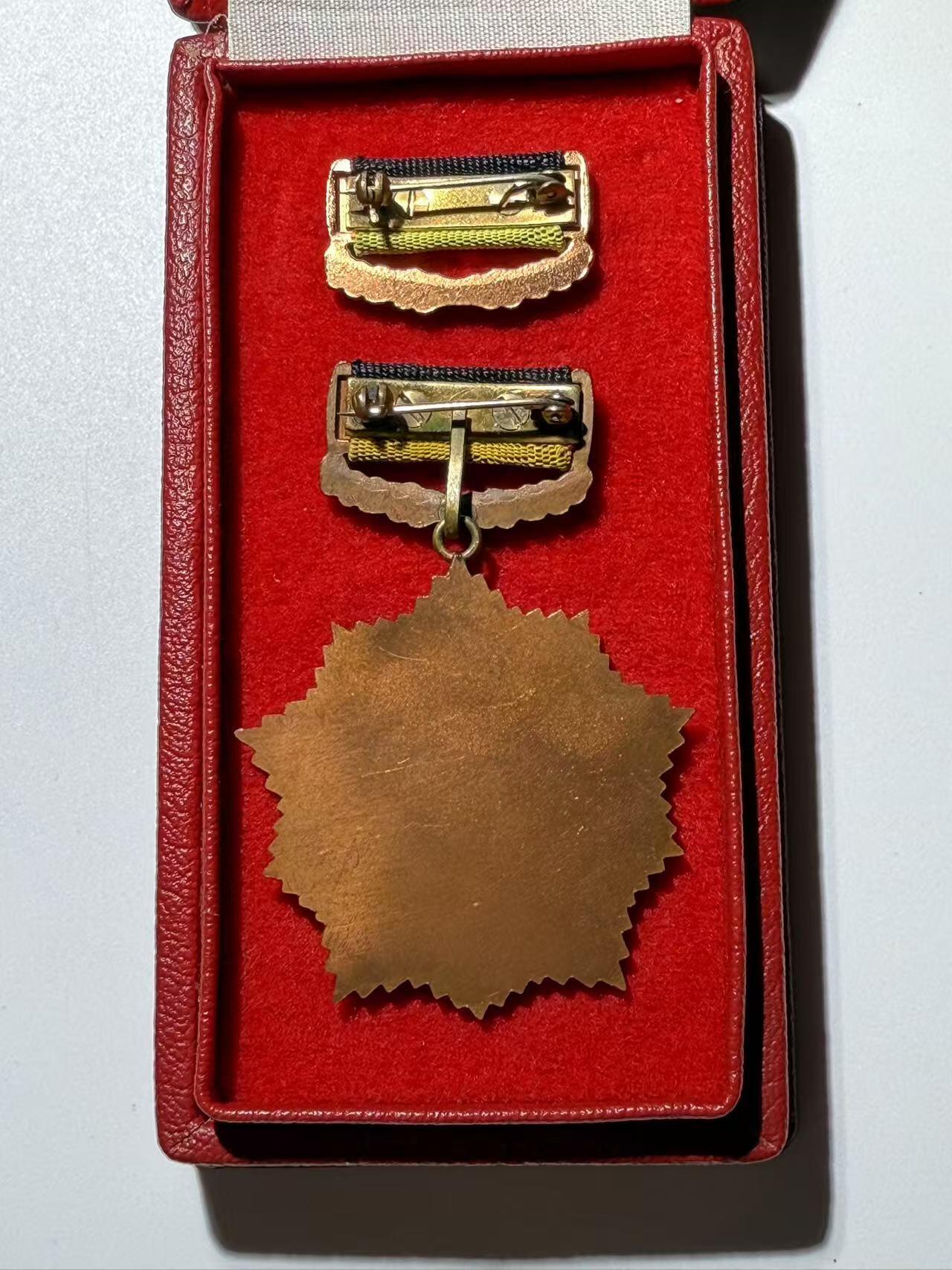 韵星假日精品2024冬季军品类拍卖会-- Rimey Holidays Boutique 2024 Winter Militaria Sale 民主德国祖国功勋勋章带略、原盒