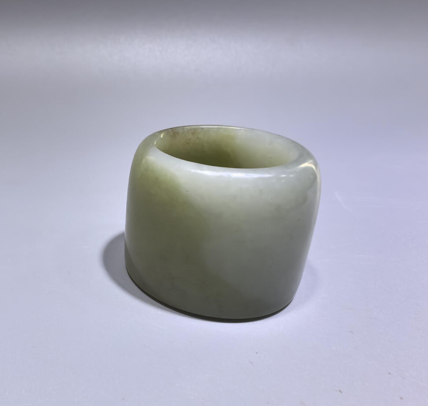 旧藏和田玉扳指，玉质油润细腻，包浆浑厚。内径:29cm壁厚:0.6cm克重:36g