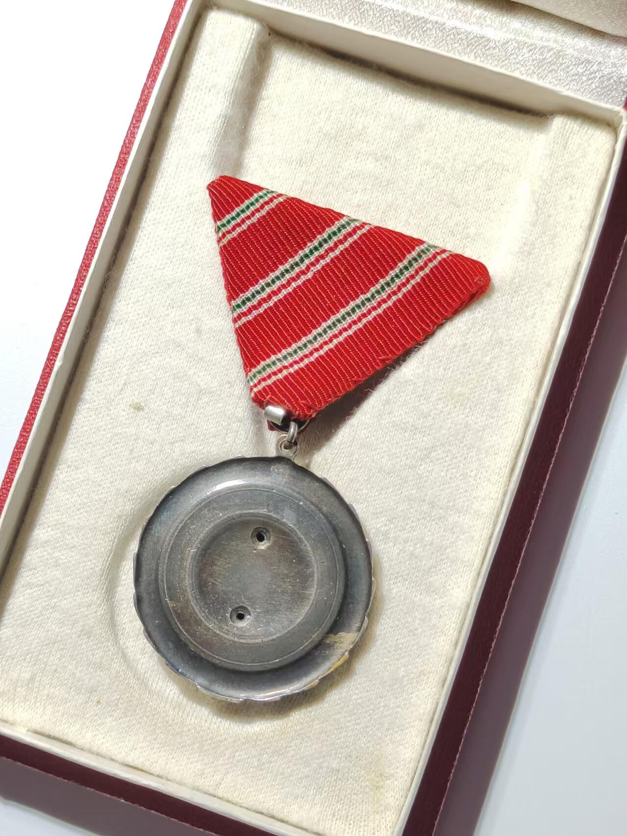 韵星假日精品2024冬季军品类拍卖会-- Rimey Holidays Boutique 2024 Winter Militaria Sale 匈牙利人民共和国（拉克西）优秀服役勋章带原盒