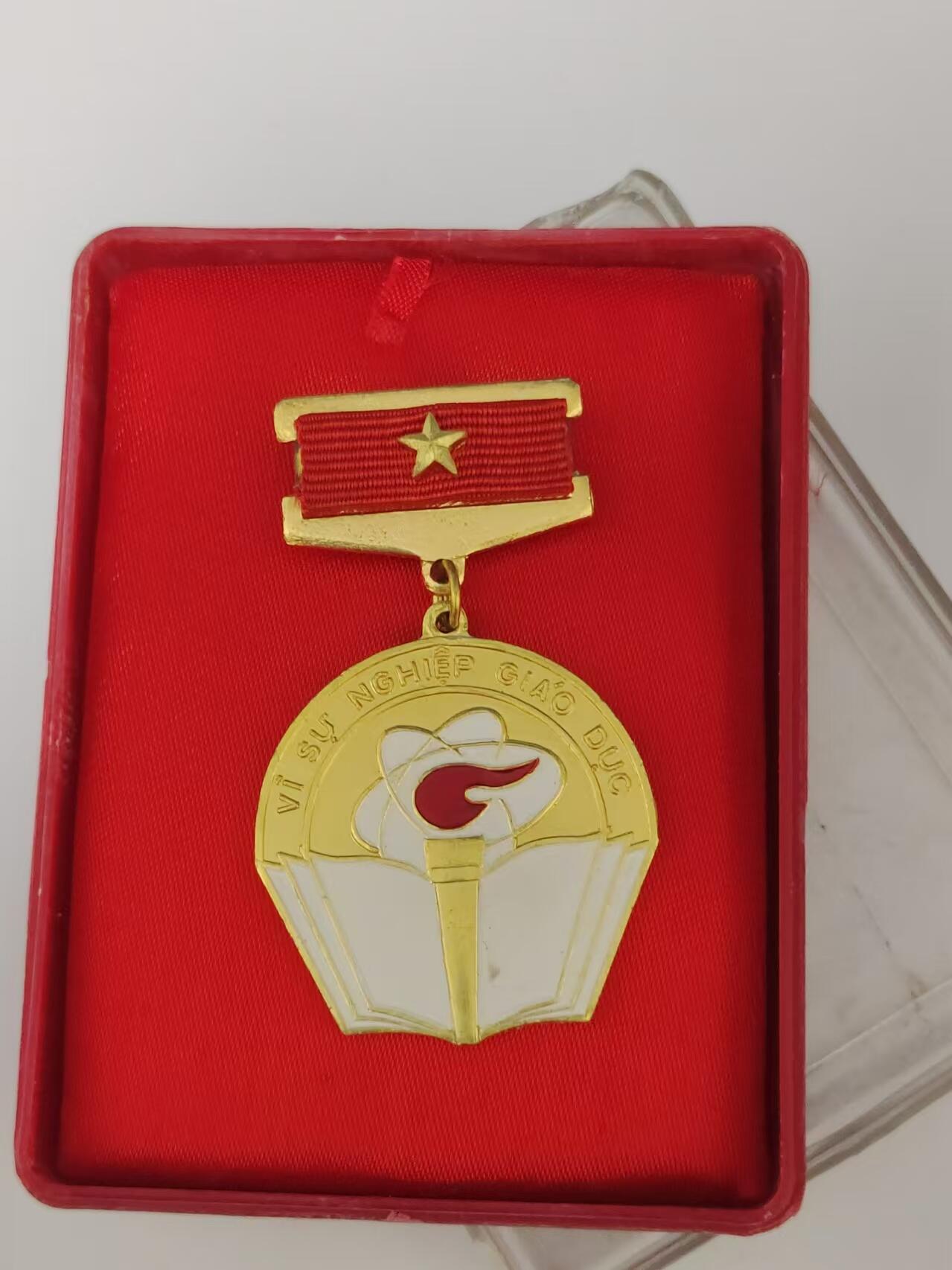 韵星假日精品2024冬季军品类拍卖会-- Rimey Holidays Boutique 2024 Winter Militaria Sale 越南社会主义共和国特级教育部优秀服务奖章