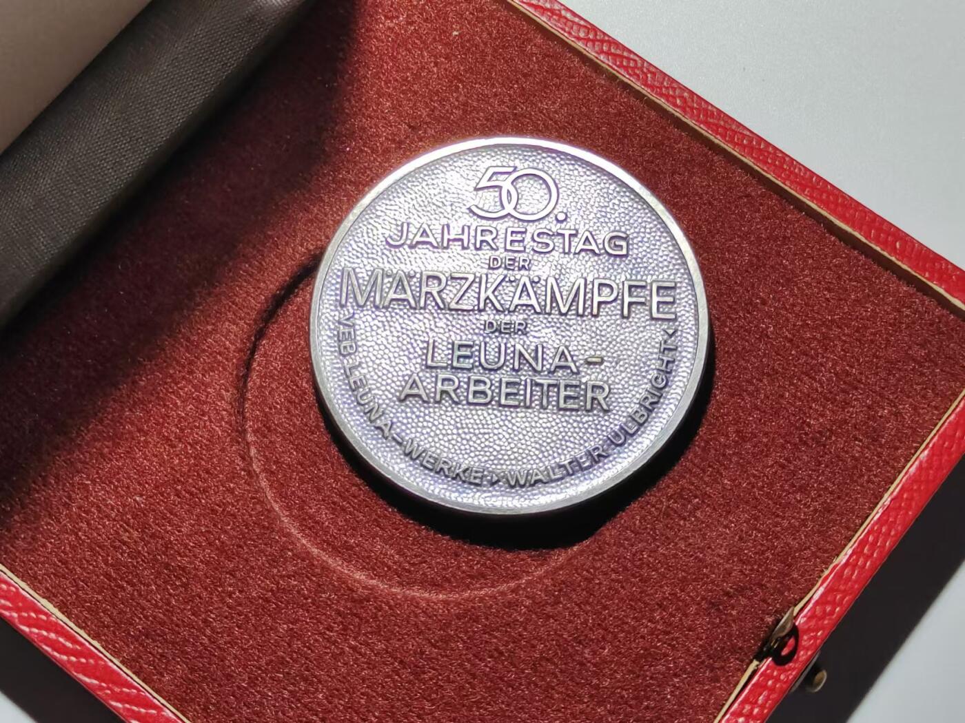 韵星假日精品2024冬季军品类拍卖会-- Rimey Holidays Boutique 2024 Winter Militaria Sale 民主德国1921纪念德国共产党三月起义五十周年纪念章牌带原盒