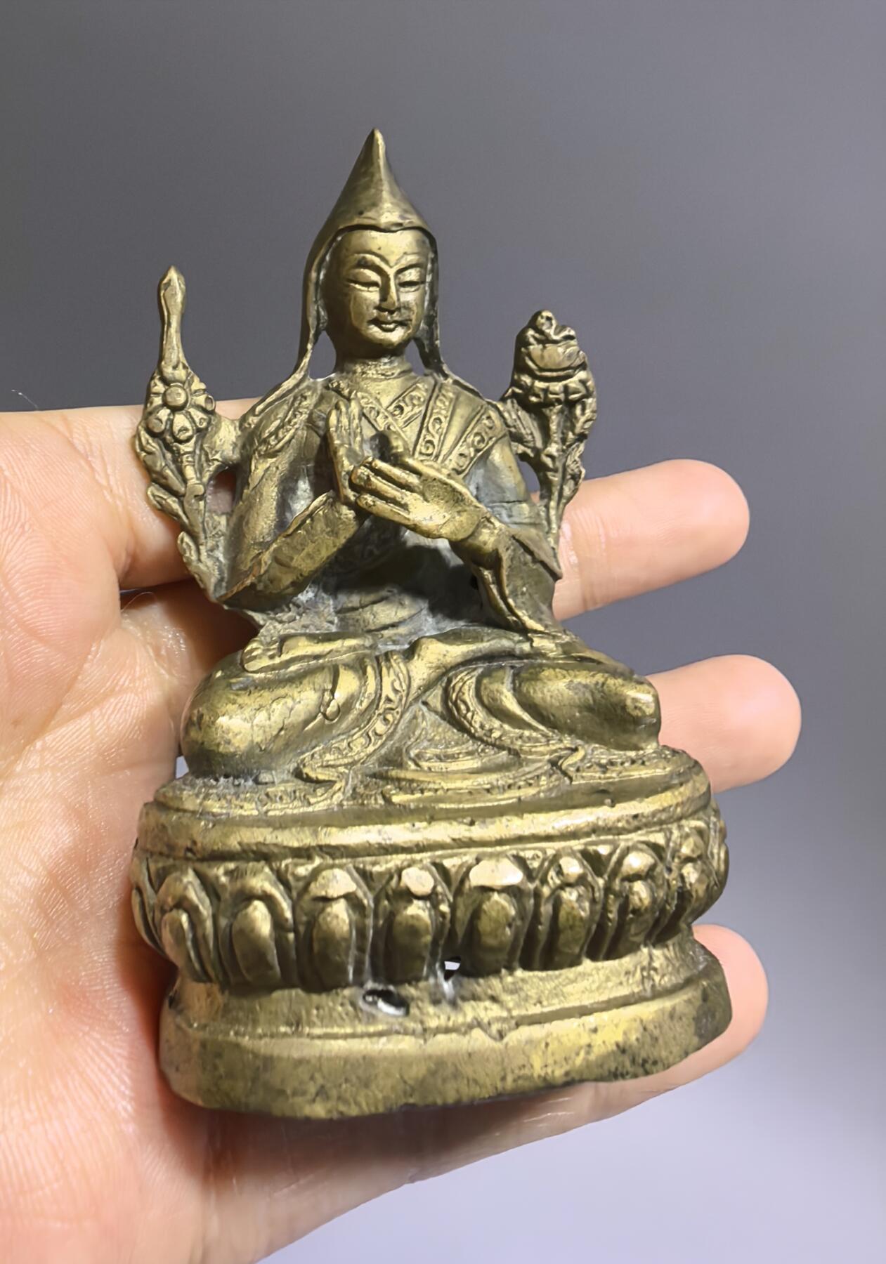 旧藏铜佛像全品如图所示 ​尺寸:8.4cm*5.0cm*3.6cm ​克重:127.5g