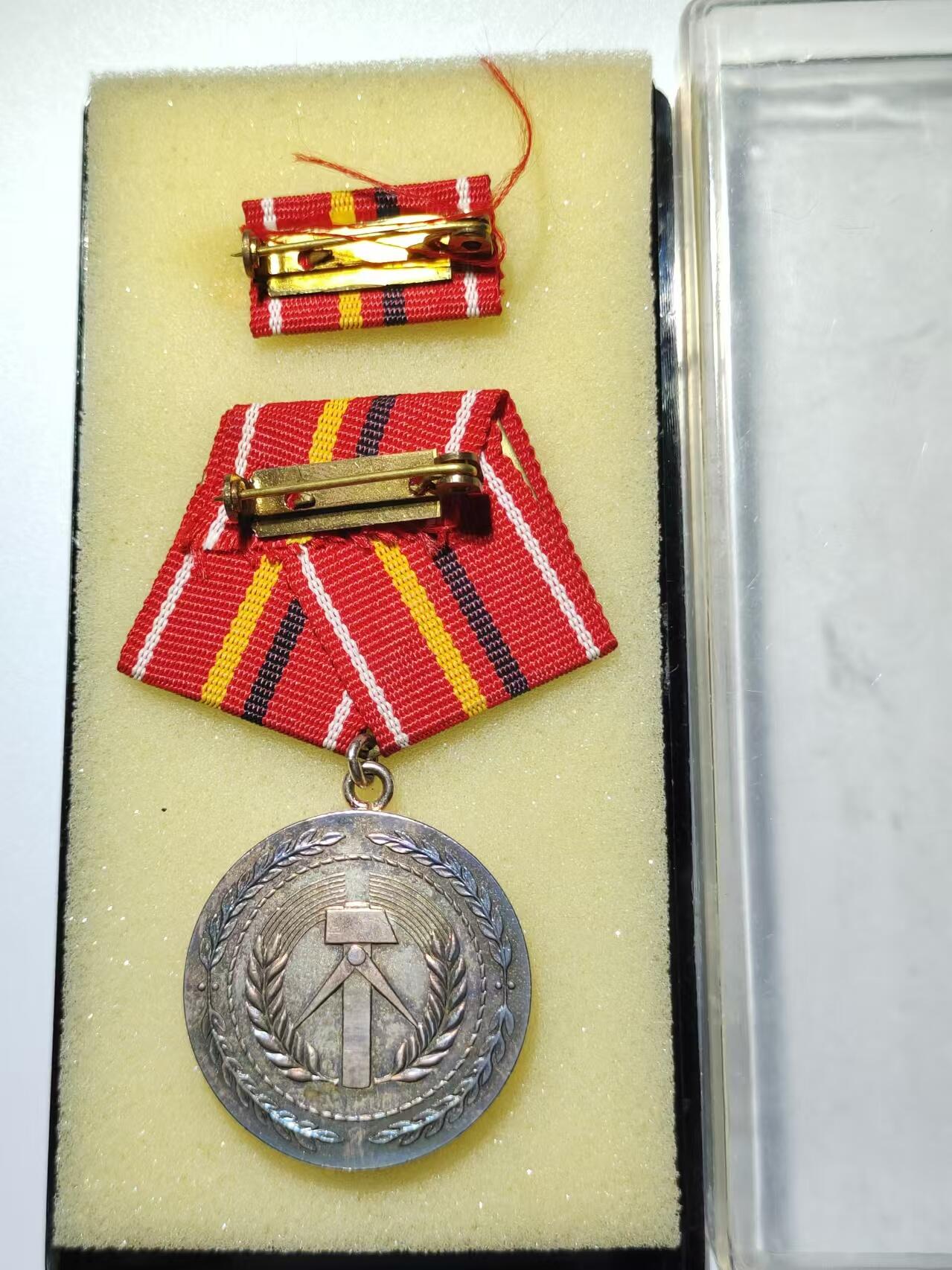 韵星假日精品2024冬季军品类拍卖会-- Rimey Holidays Boutique 2024 Winter Militaria Sale 民主德国工战队银级功绩奖章带略、原盒