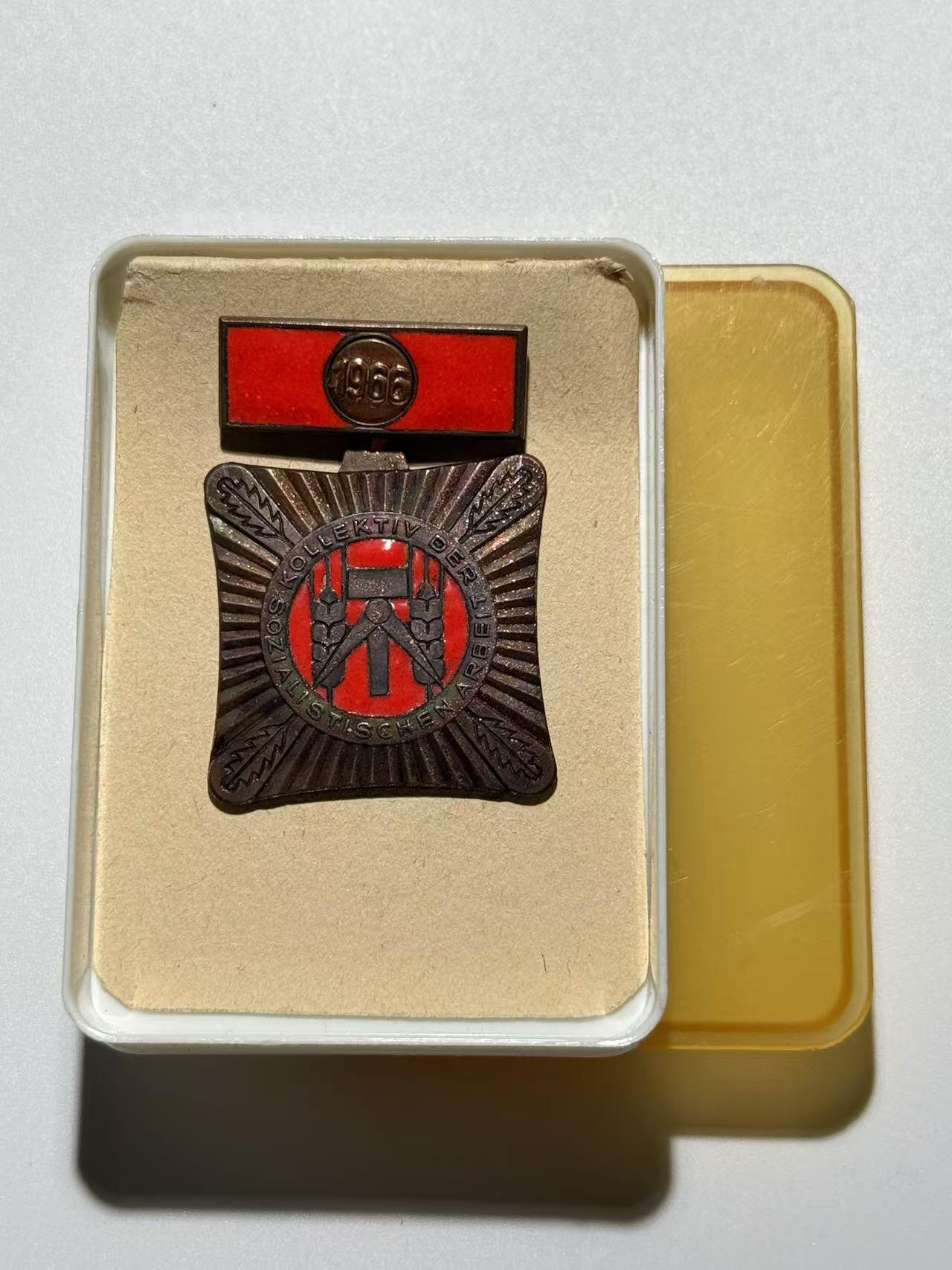韵星假日精品2024冬季军品类拍卖会-- Rimey Holidays Boutique 2024 Winter Militaria Sale 民主德国集体劳动荣誉奖章带盒