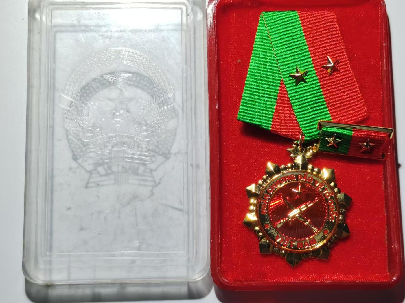 韵星假日精品2024冬季军品类拍卖会-- Rimey Holidays Boutique 2024 Winter Militaria Sale 越南社会主义共和国二级保卫祖国勋章带原盒、略一套