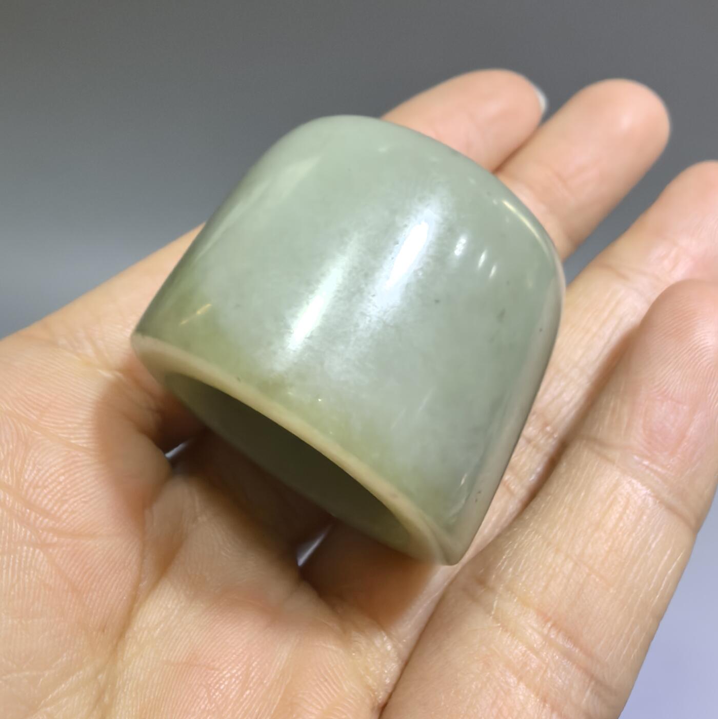 旧藏和田玉扳指，玉质油润细腻，包浆浑厚。内径:29cm壁厚:0.6cm克重:36g