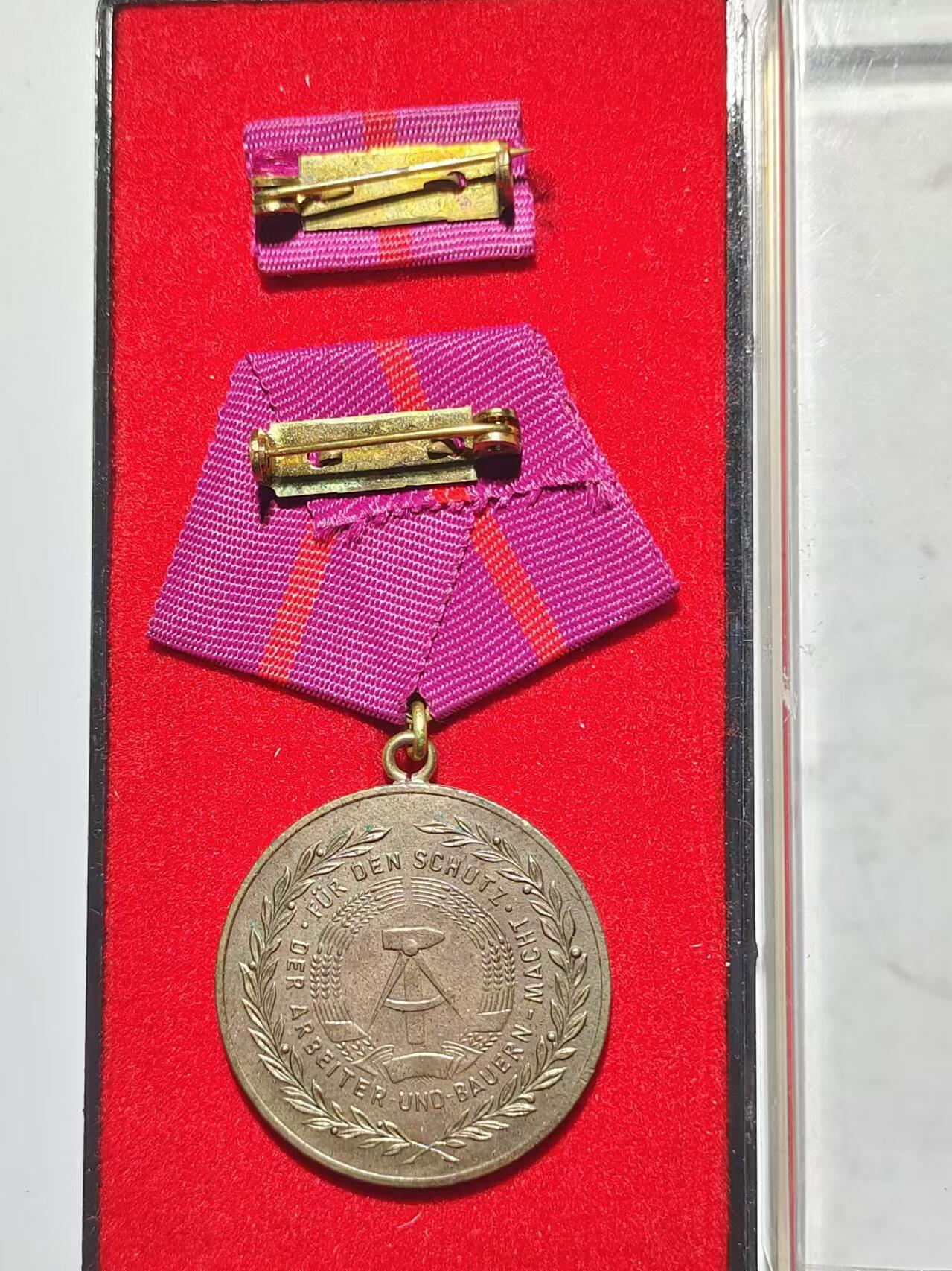 韵星假日精品2024冬季军品类拍卖会-- Rimey Holidays Boutique 2024 Winter Militaria Sale 民主德国民防铜级忠诚服务奖章带略、原盒