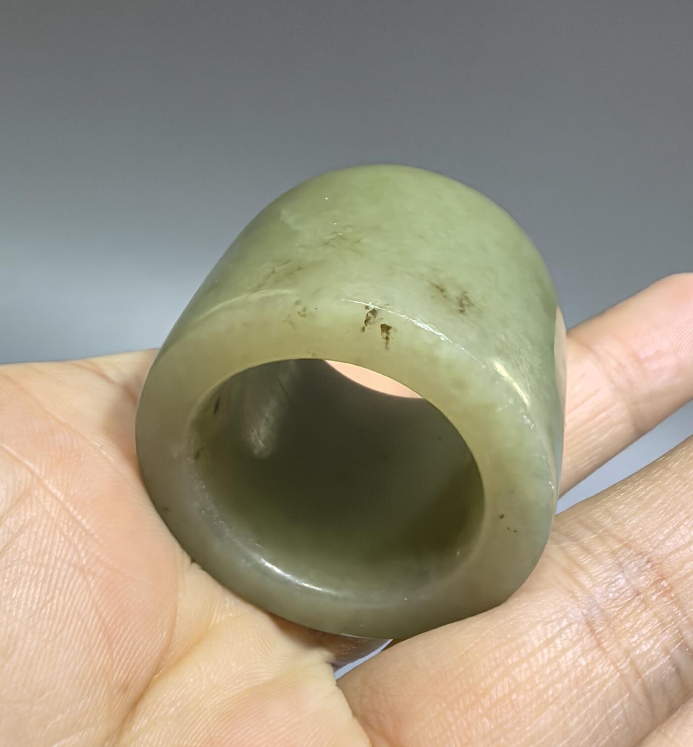 旧藏和田玉扳指，玉质油润细腻，包浆浑厚。内径:29cm壁厚:0.6cm克重:36g