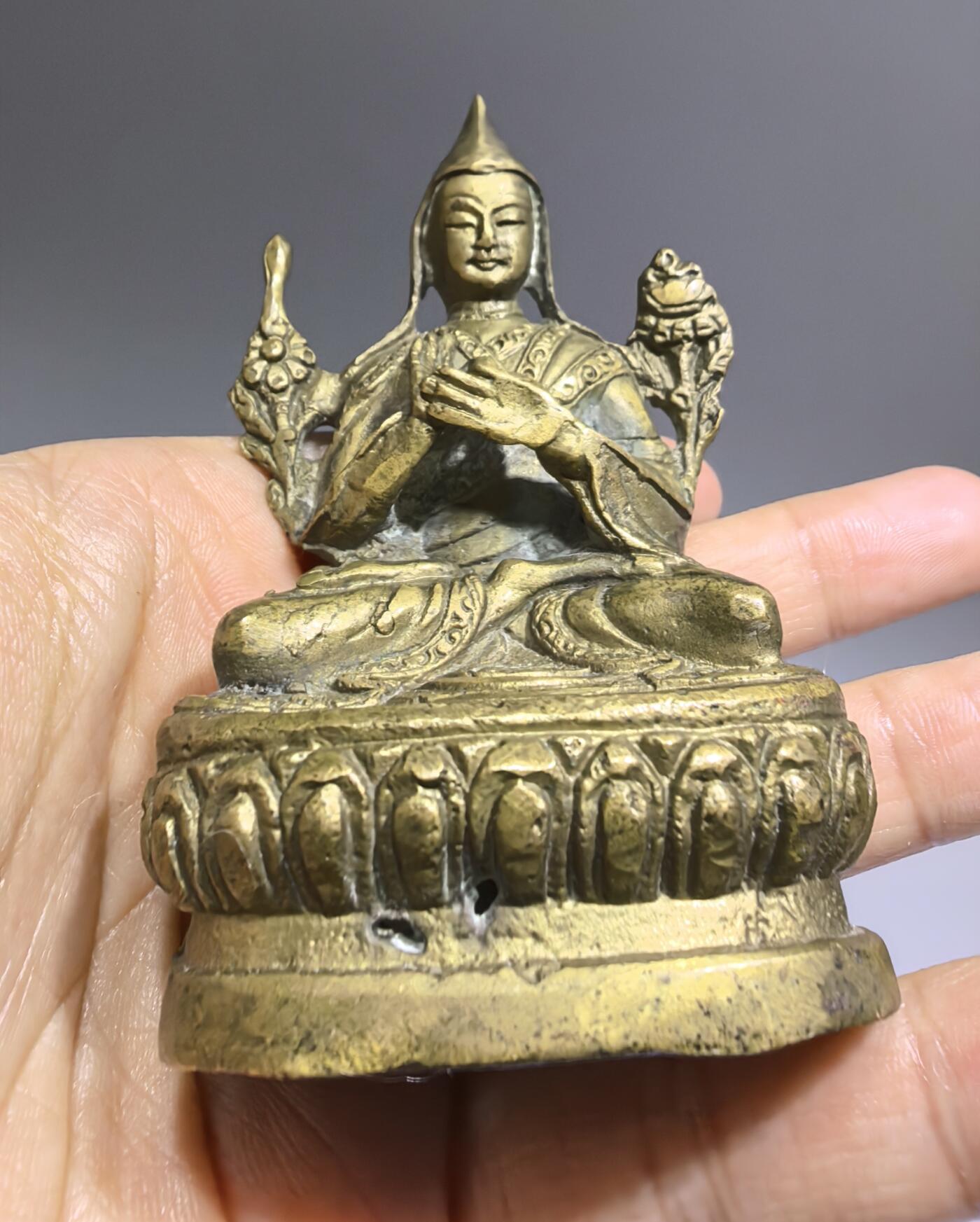 旧藏铜佛像全品如图所示 ​尺寸:8.4cm*5.0cm*3.6cm ​克重:127.5g