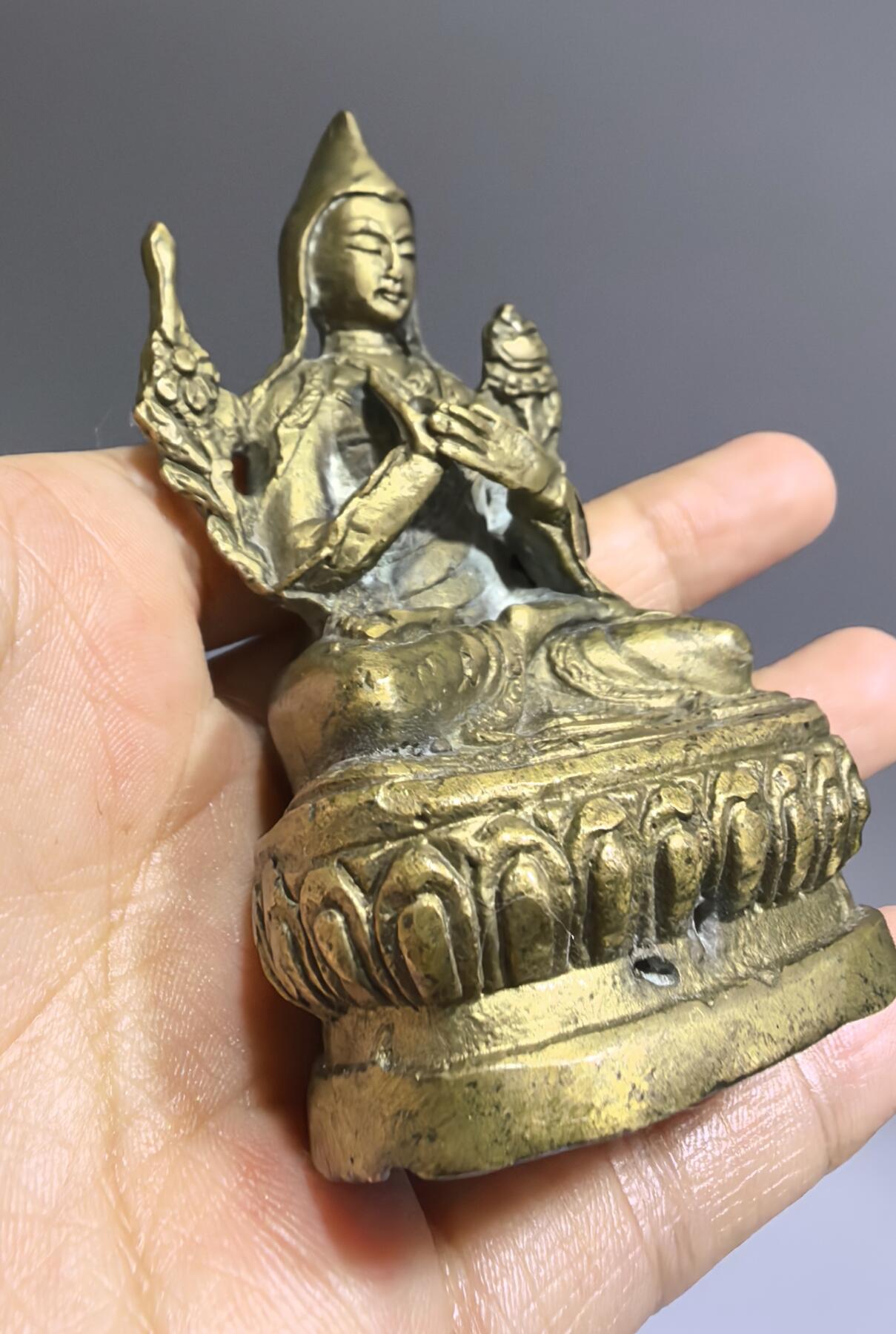 旧藏铜佛像全品如图所示 ​尺寸:8.4cm*5.0cm*3.6cm ​克重:127.5g