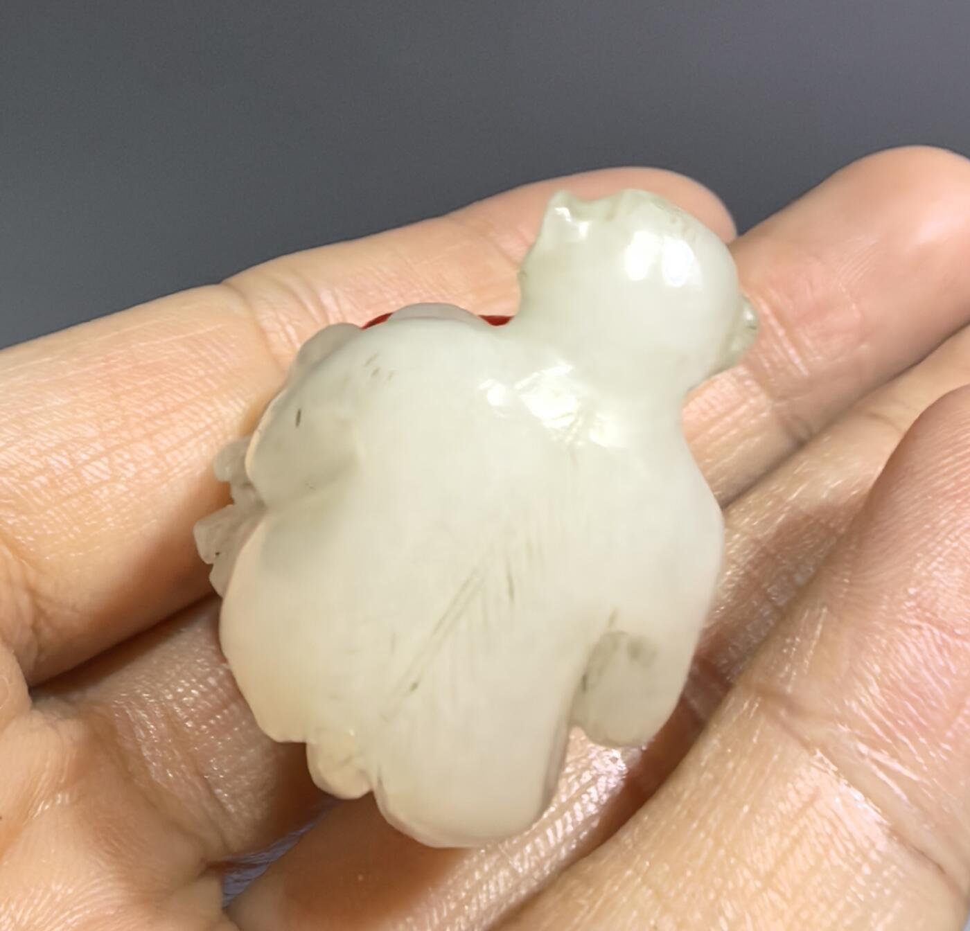 创汇时期和田白玉纯手工雕刻背背封侯吊坠挂件手捻，玉质油润细腻，包浆浑厚，白度极佳，可见手工雕刻痕迹，底部一处缺肉，图片中已标记不影响佩戴。尺寸:3.5cm*2.1cm*3.1cm克重:22.8g