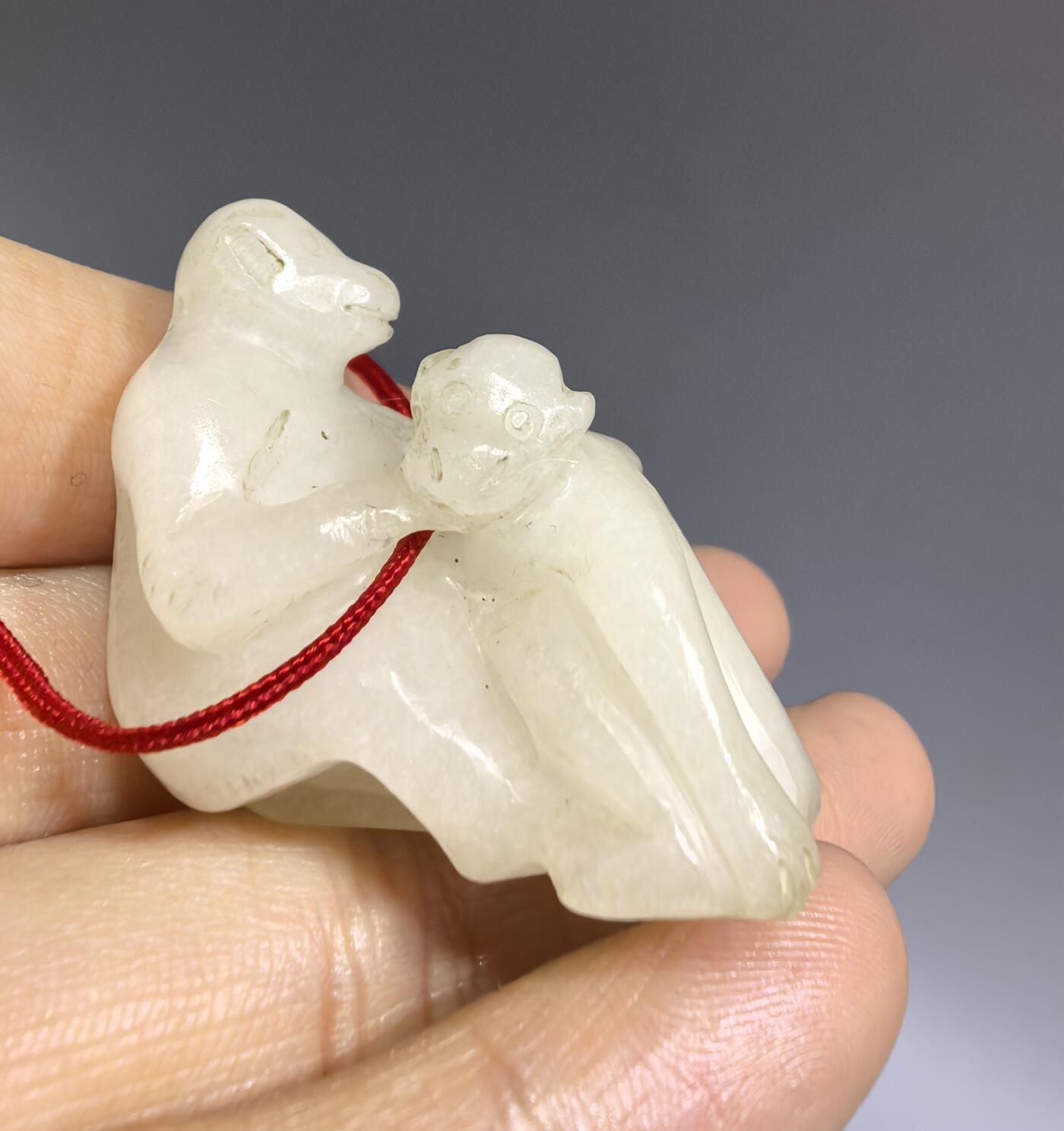 创汇时期和田白玉纯手工雕刻背背封侯吊坠挂件手捻，玉质油润细腻，包浆浑厚，白度极佳，可见手工雕刻痕迹，底部一处缺肉，图片中已标记不影响佩戴。尺寸:3.5cm*2.1cm*3.1cm克重:22.8g