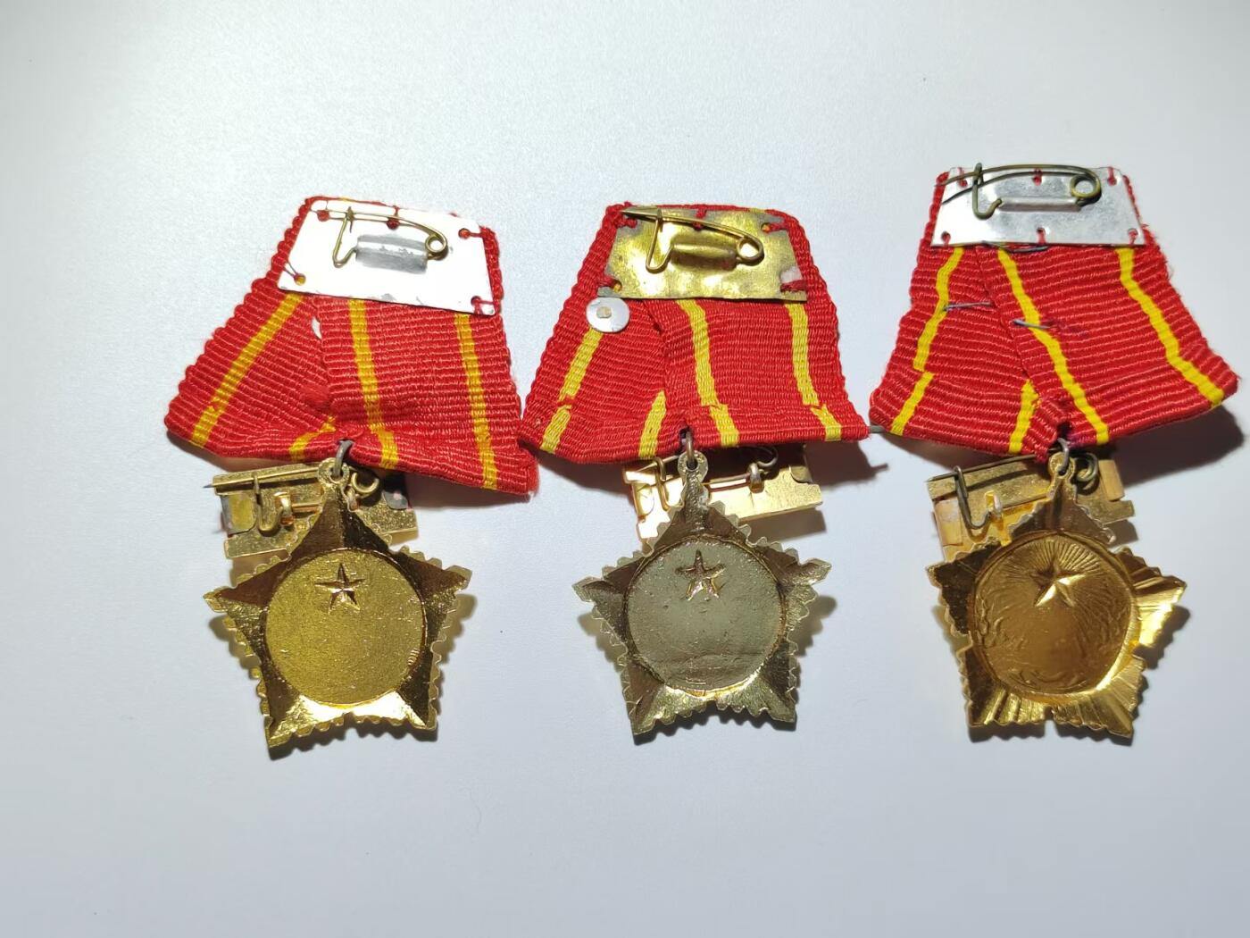 韵星假日精品2024冬季军品类拍卖会-- Rimey Holidays Boutique 2024 Winter Militaria Sale 越南社会主义共和国抗战勋章（一、二、三级带略）一套