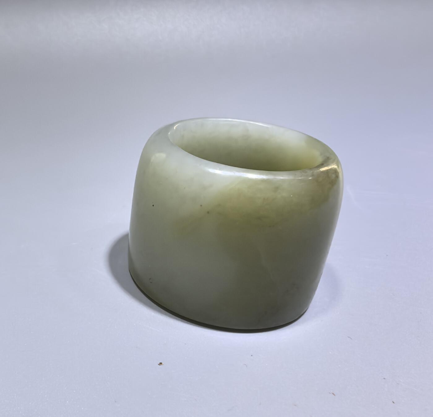 旧藏和田玉扳指，玉质油润细腻，包浆浑厚。内径:29cm壁厚:0.6cm克重:36g
