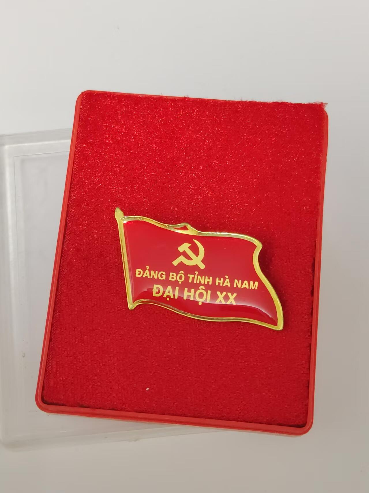 韵星假日精品2024冬季军品类拍卖会-- Rimey Holidays Boutique 2024 Winter Militaria Sale 越南社会主义共和国全国党代会高校代表证章带原盒