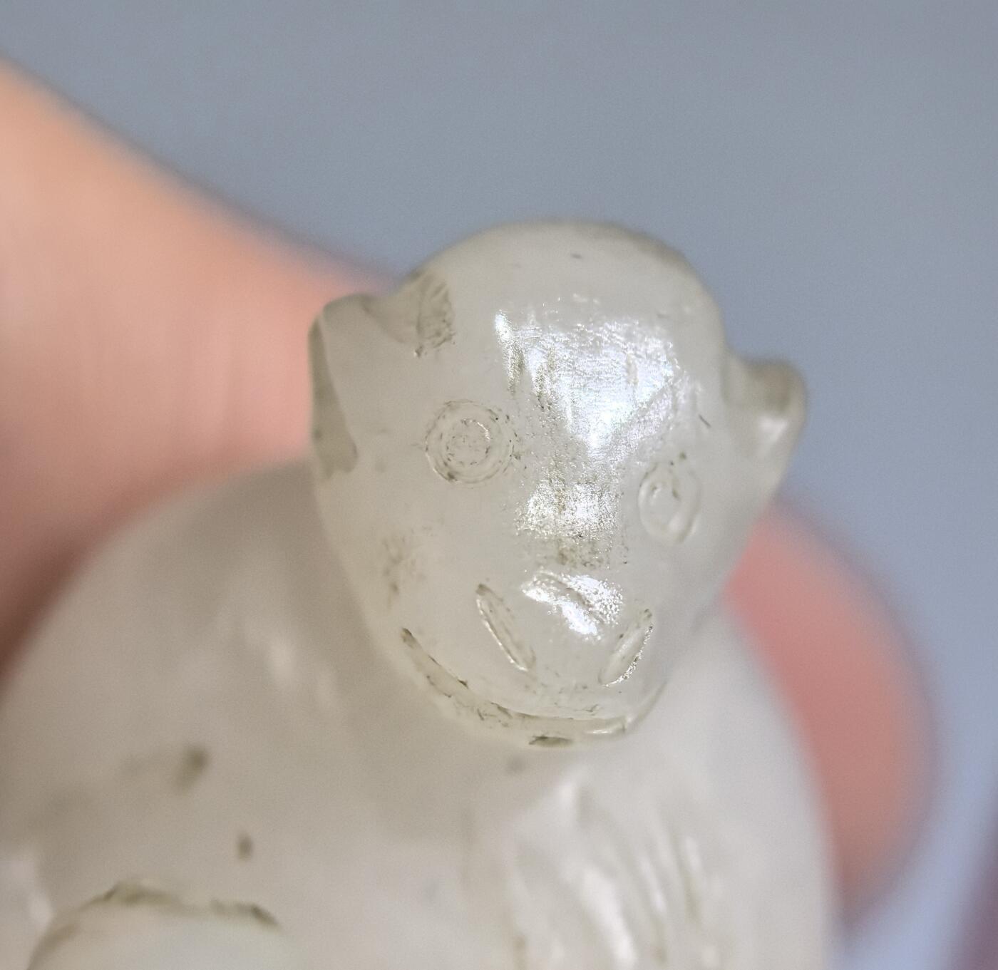 创汇时期和田白玉纯手工雕刻背背封侯吊坠挂件手捻，玉质油润细腻，包浆浑厚，白度极佳，可见手工雕刻痕迹，底部一处缺肉，图片中已标记不影响佩戴。尺寸:3.5cm*2.1cm*3.1cm克重:22.8g