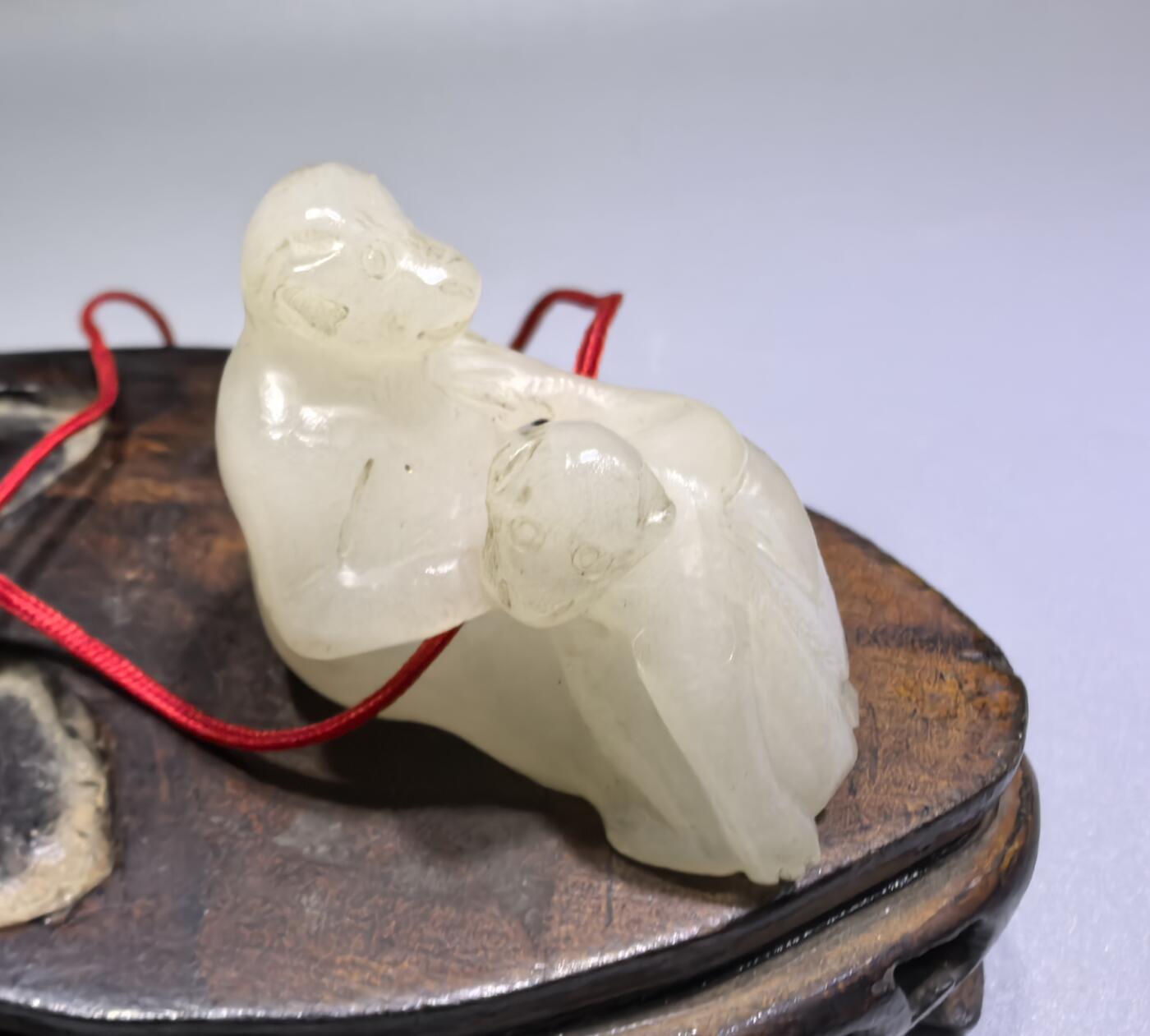 创汇时期和田白玉纯手工雕刻背背封侯吊坠挂件手捻，玉质油润细腻，包浆浑厚，白度极佳，可见手工雕刻痕迹，底部一处缺肉，图片中已标记不影响佩戴。尺寸:3.5cm*2.1cm*3.1cm克重:22.8g