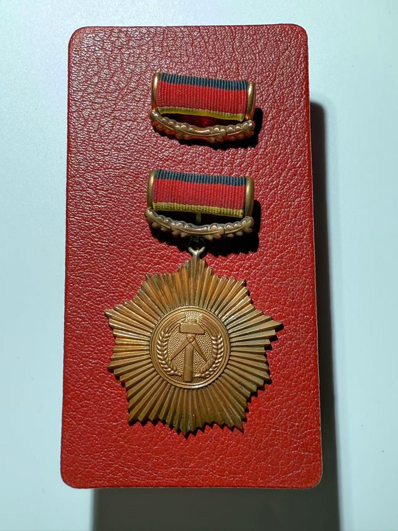 韵星假日精品2024冬季军品类拍卖会-- Rimey Holidays Boutique 2024 Winter Militaria Sale 民主德国祖国功勋勋章带略、原盒