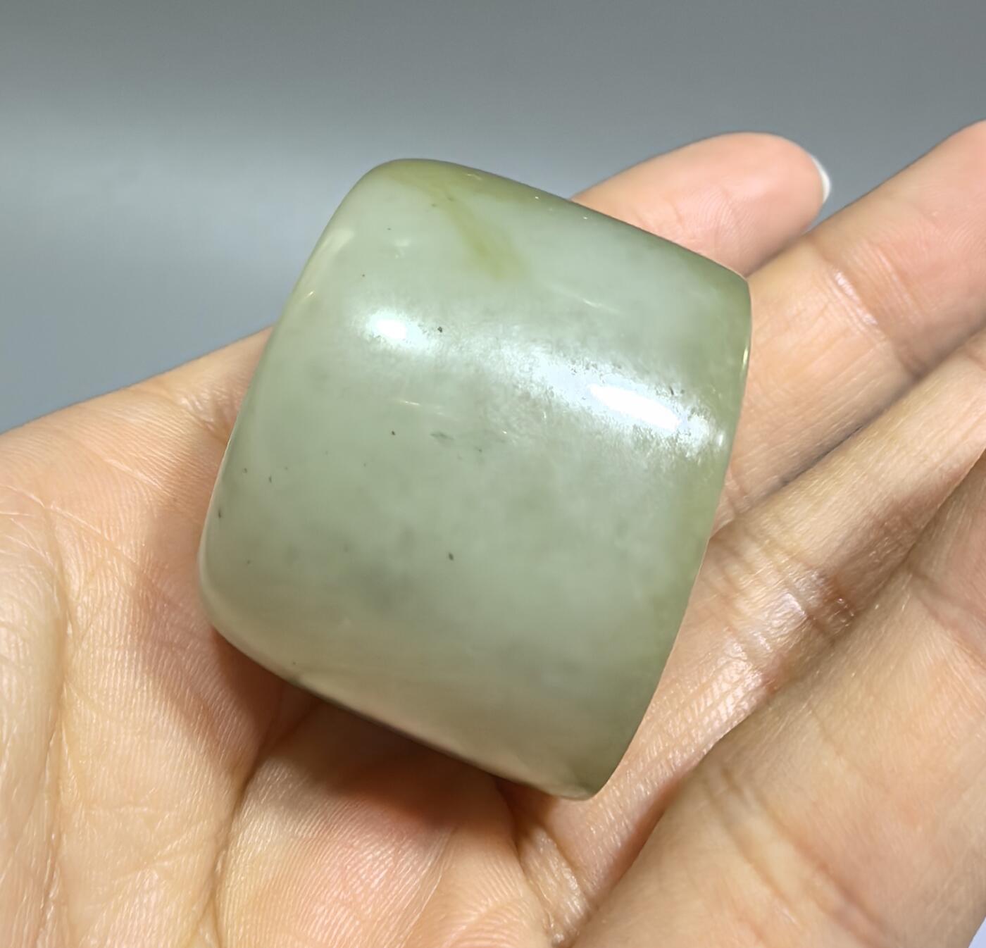 旧藏和田玉扳指，玉质油润细腻，包浆浑厚。内径:29cm壁厚:0.6cm克重:36g